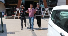 Sahte ehliyetle kiraladığı otomobilleri çalan hırsız polise yakalandı