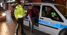 Sahte polis, trafikte kimlik kontrolü yaparken yakalandı - Haberler
