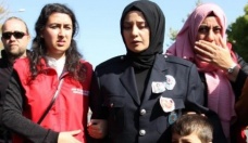 Şehit eşini son yolculuğuna polis üniformasıyla uğurladı