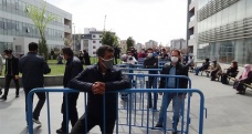 Seyahat izin belgesi için kuyruk oluşturan vatandaşlara polisten banklı barikatlı önlem