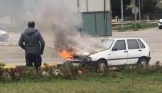 Seyir halinde alev alan otomobile polisler müdahale etti
