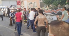 Silvan'da kendini yakmak isteyen şahsı polis engelledi