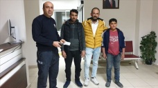 Suriyeli baba ve oğlu buldukları para dolu cüzdanı polise teslim etti