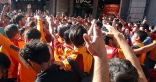 Taksim’de derbi öncesi Galatasaray taraftarından polise tezahürat