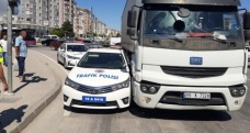 Tırın sıkıştırdığı polis otosunu vatandaşlar kurtardı