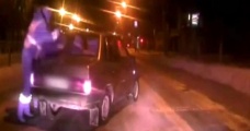 Trafik polisi hareket halindeki araca binerek sürücüyü durdurdu - Haberler