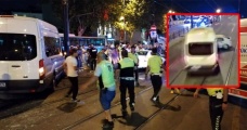 Tramvay yolunda giden polis minibüsü ile otomobilin çarpışma anı kamerada - Haberler
