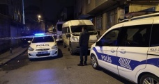 Uyuşturucu sattıkları iddia edilen guruba müdahale eden polis babasına bıçaklandı