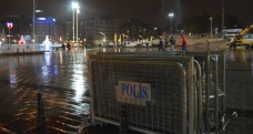 Yılbaşı öncesi Taksim Meydanı'na polis bariyerleri getirildi