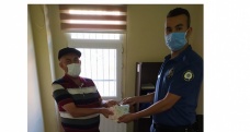 Yolda bulduğu parayı polislere teslim etti