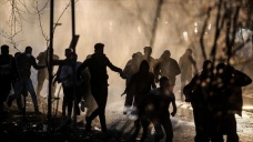 Yunanistan polisi sığınmacılara gaz bombası ve tazyikli suyla müdahale etti