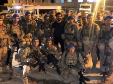 Yusuf Güney'in polislerle söylediği Komando Marşı sosyal medyanın gündemine oturdu - Magazin