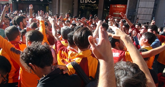 Taksim’de derbi öncesi Galatasaray taraftarından polise tezahürat