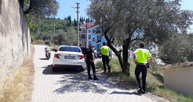 Terliklerle kaçamayınca polise teslim oldu