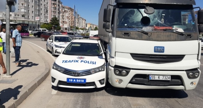Tırın sıkıştırdığı polis otosunu vatandaşlar kurtardı