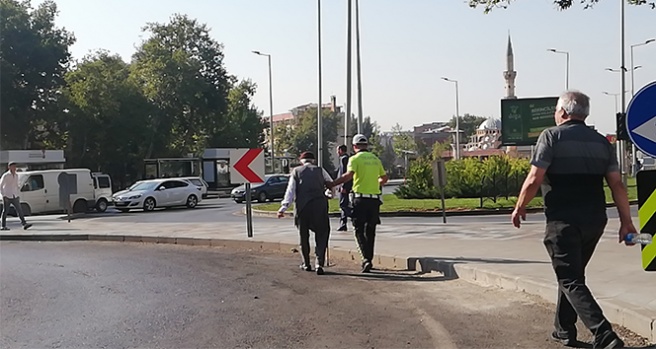 Trafik polisinden örnek davranış