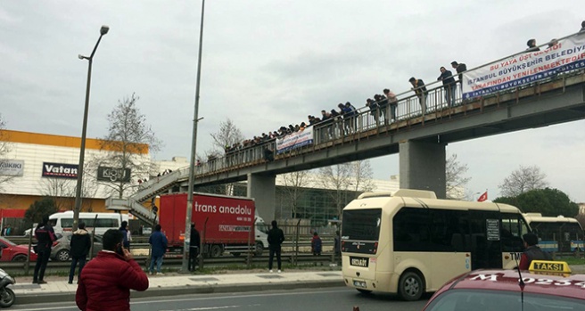 Üst geçitte intihara kalkışan şahsı polis ikna etti