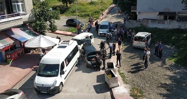 Uygulamada polisten kaçan otomobil polis aracına çarparak durdu