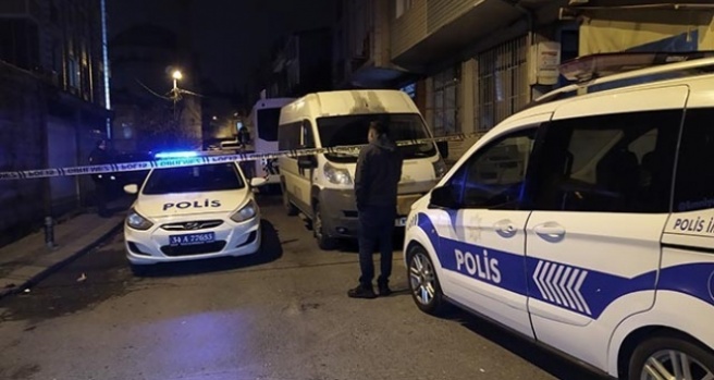 Uyuşturucu sattıkları iddia edilen guruba müdahale eden polis babasına bıçaklandı
