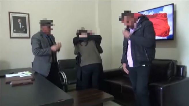 Van'da polisin ikna çalışmasıyla teslim olan 2 terörist ailelerine kavuştu