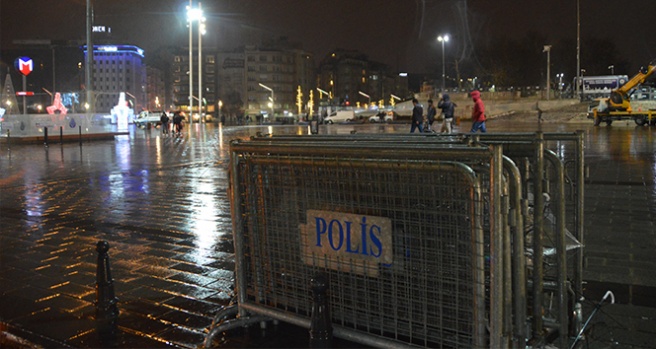 Yılbaşı öncesi Taksim Meydanı'na polis bariyerleri getirildi
