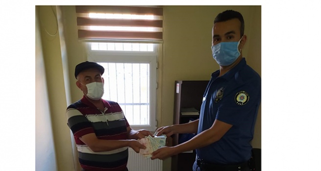 Yolda bulduğu parayı polislere teslim etti